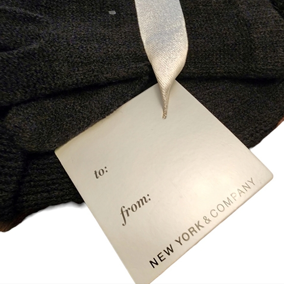 New York & Company Pom Pom Beanie & Gloves Gift Set NWT - Picture 4 of 6